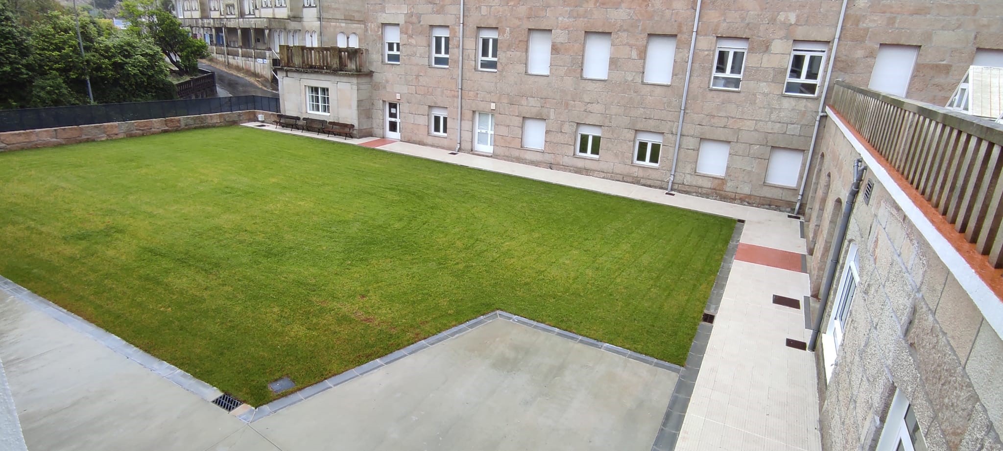 cre_pontevedra.patio_interior_con_cesped.jpg