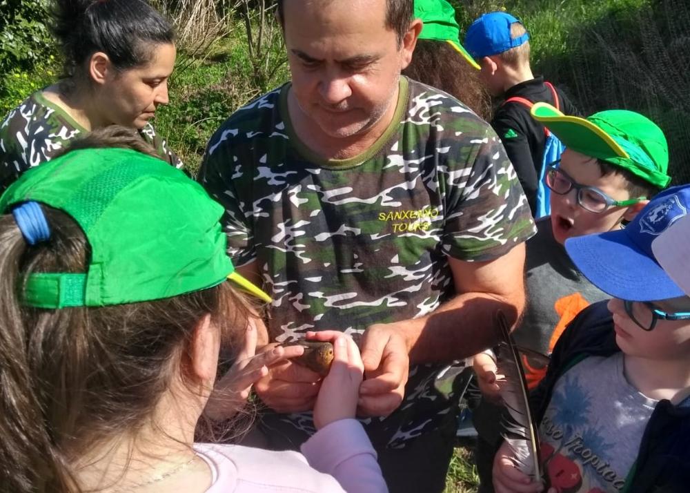 Los niños durante la práctica de anillamiento de aves