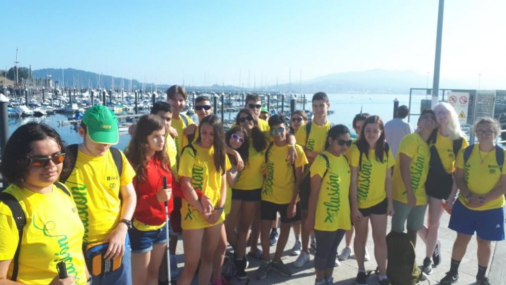 O grupo de vinte estudantes de inglés do CRE á súa chegada a Baiona para comezar a xornada de turismo mariñeiro inclusivo