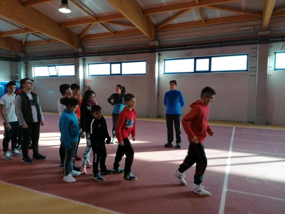 Imaxe dos rapaces calentando para comezar a xornada deportiva