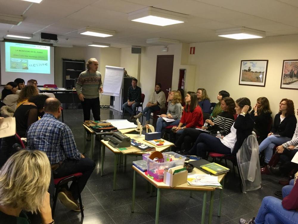 Imaxe dos profesionais traballando  durante o Encontro