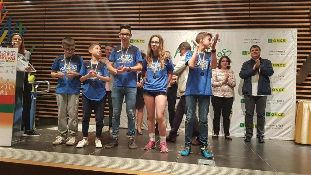 El equipo de fútbol sala del CRE de Pontevedra recogiendo sus medallas