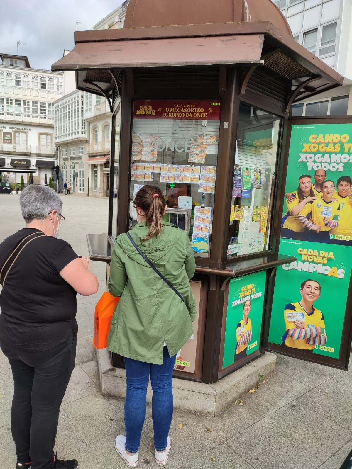 cupon.dos_mujeres_comprando_en_betanzos.jpg