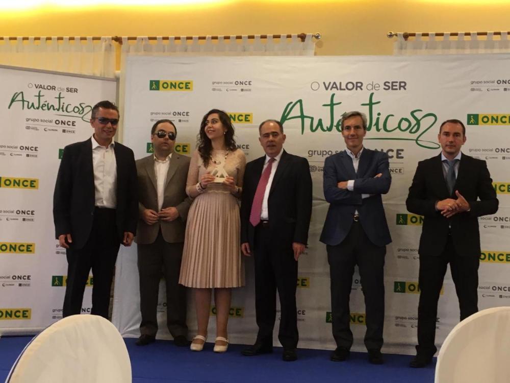 Lucía Mosquera, recibe el reconocimiento por su reciente licenciatura en Ciencias de la Educación