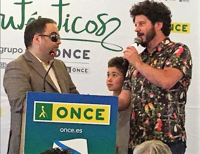 Carlos Martínez y Touriñán durante el sorteo de regalos