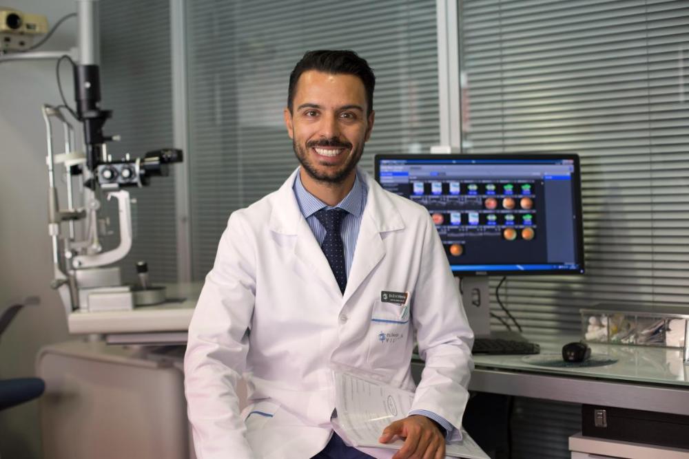 Fotografía del oftalmólogo vigués Daniel Villoria en su consulta