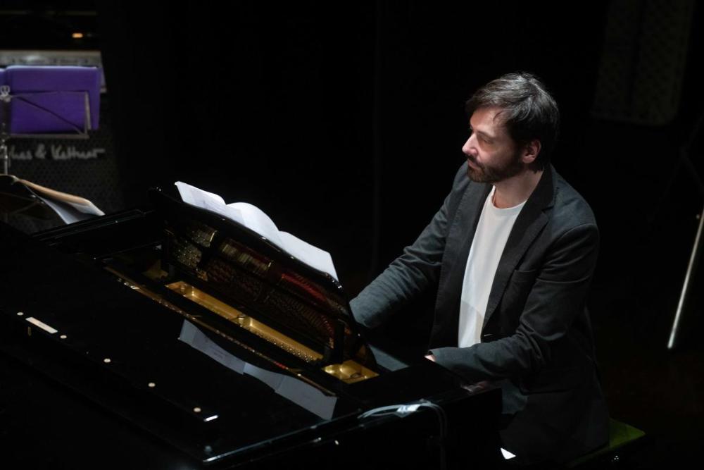 Pablo M. Carreira durante un momento de la actuación en Ejea