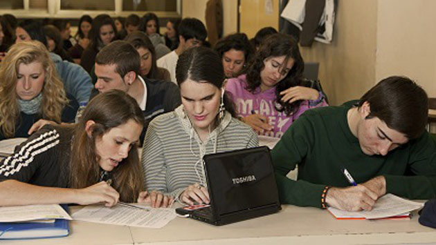 Un grupo de alumnos con y sin discapacidad durante una clase