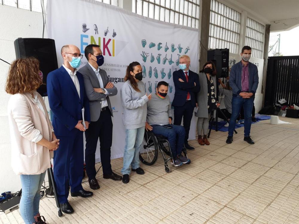 Los actos del 14 de junio se sucedieron en varios centros con la realización de murales. Aquí aparece el director de ONCE en Santiago en un centro educativo delante del mural realizado por los alumnos