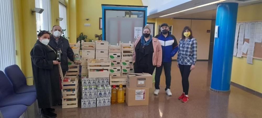 Fotografía en la que se ve a la directora de ONCe en Lugo, Eva Lorente junto a los representantes del Banco de Alimentos provincial durante la entrega de alimentos