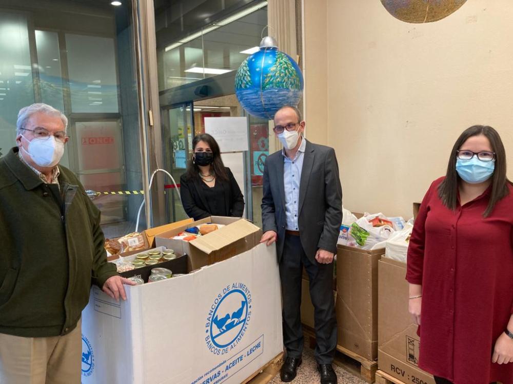 Fotografía que recoge la entrega d e alimentos en Vigo