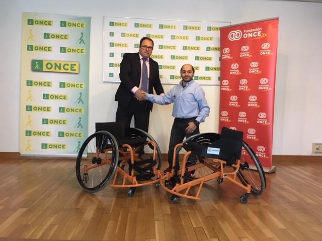 Imagen de Ramón García Acosta saludando al responsable del Club Basketmi