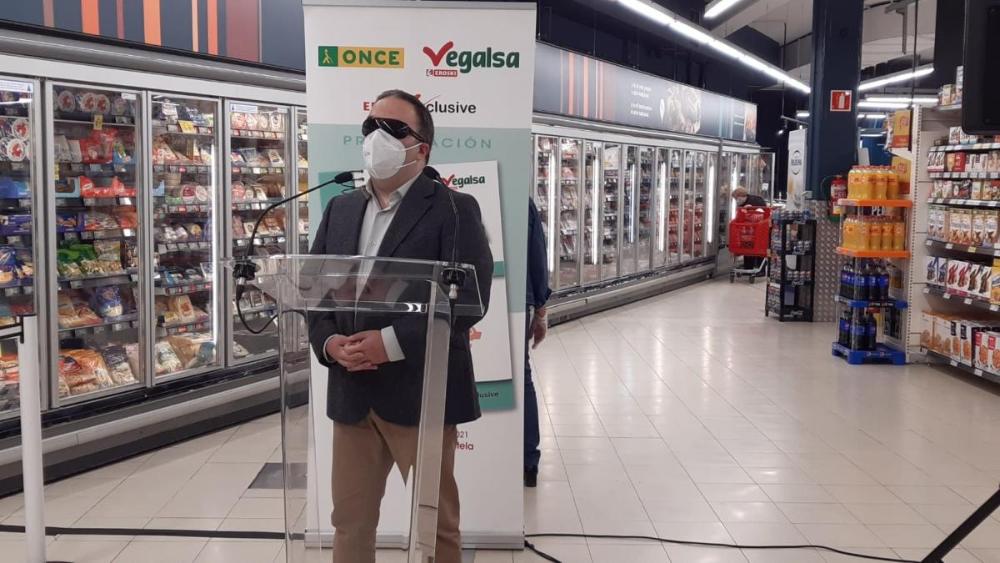 En la imagen, Carlos Fernández, presidente del Consejo Territorial ONCE-Galicia, se dirige a los asistentes al acto de presentación de la Guía Eroski