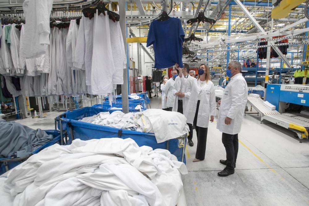 La conselleira comprobó todo el proceso de lavado, como puede apreciarse en esta imagen