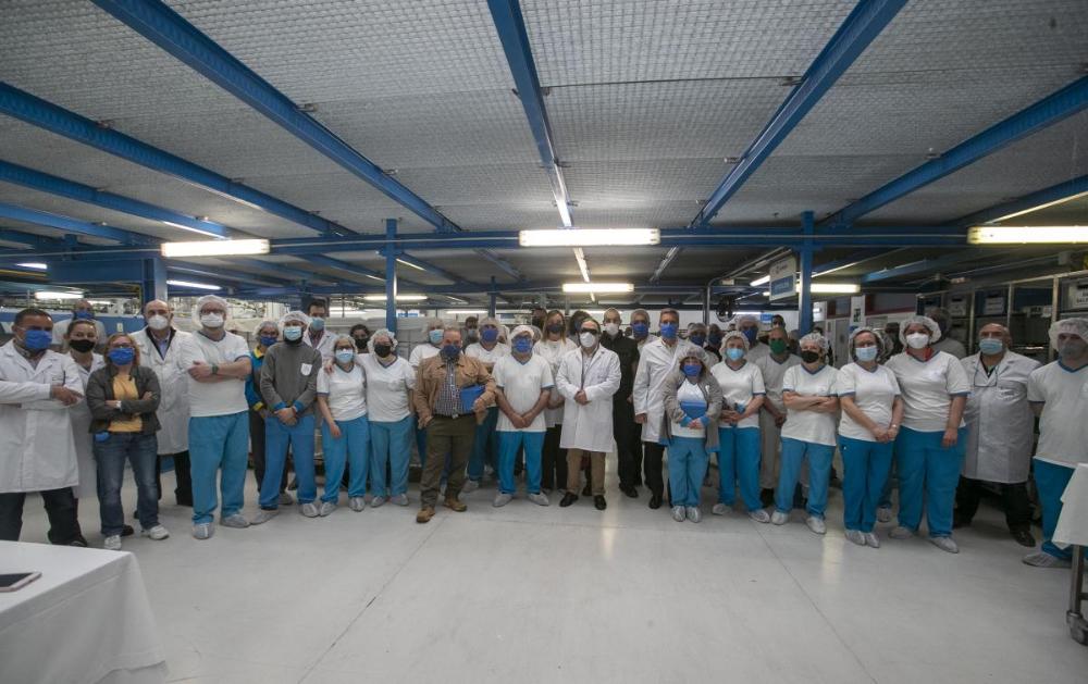 En la fotografía, Fabiola García posa acompañada por toda la plantilla de trabajadores de la Lavandería