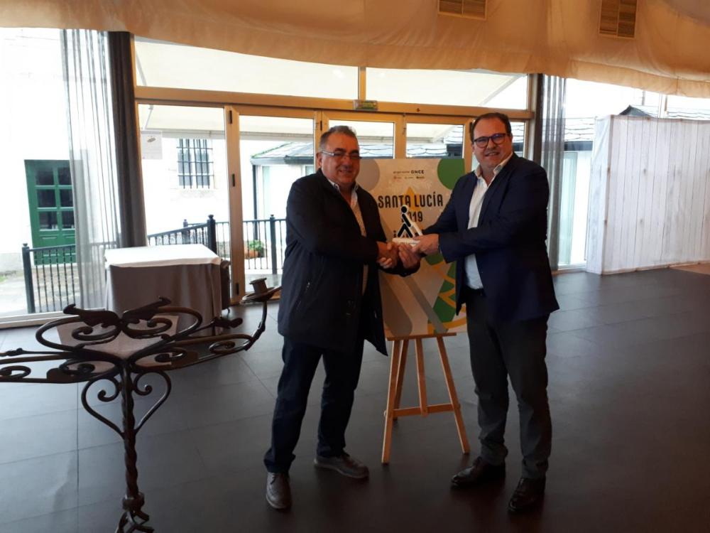 El director de ONCE en Ferrol entrega un reconocimiento a un vendedor