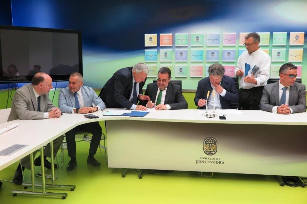 Momento de la firma de los acuerdos