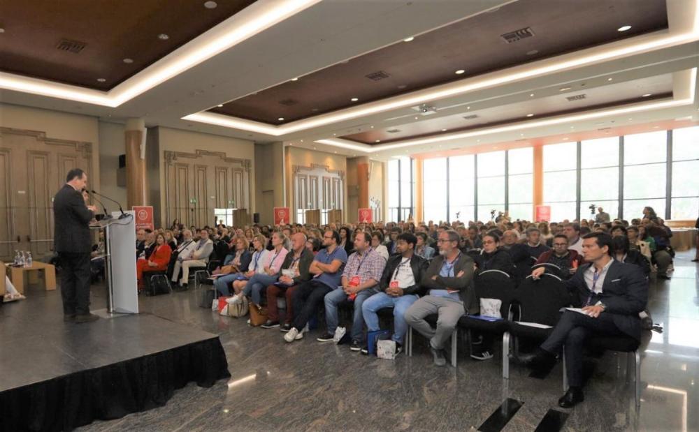 Imagen del salón repleto de gente dfurante la alocución del alcalde Abel Caballero