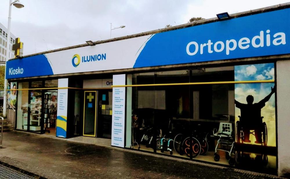 Vista exterior de la Ortopedia Ilunion en la zona comercial del CHUAC