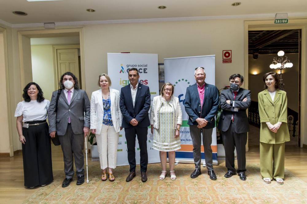 Foto de familia de los participantes en la firma del convenio