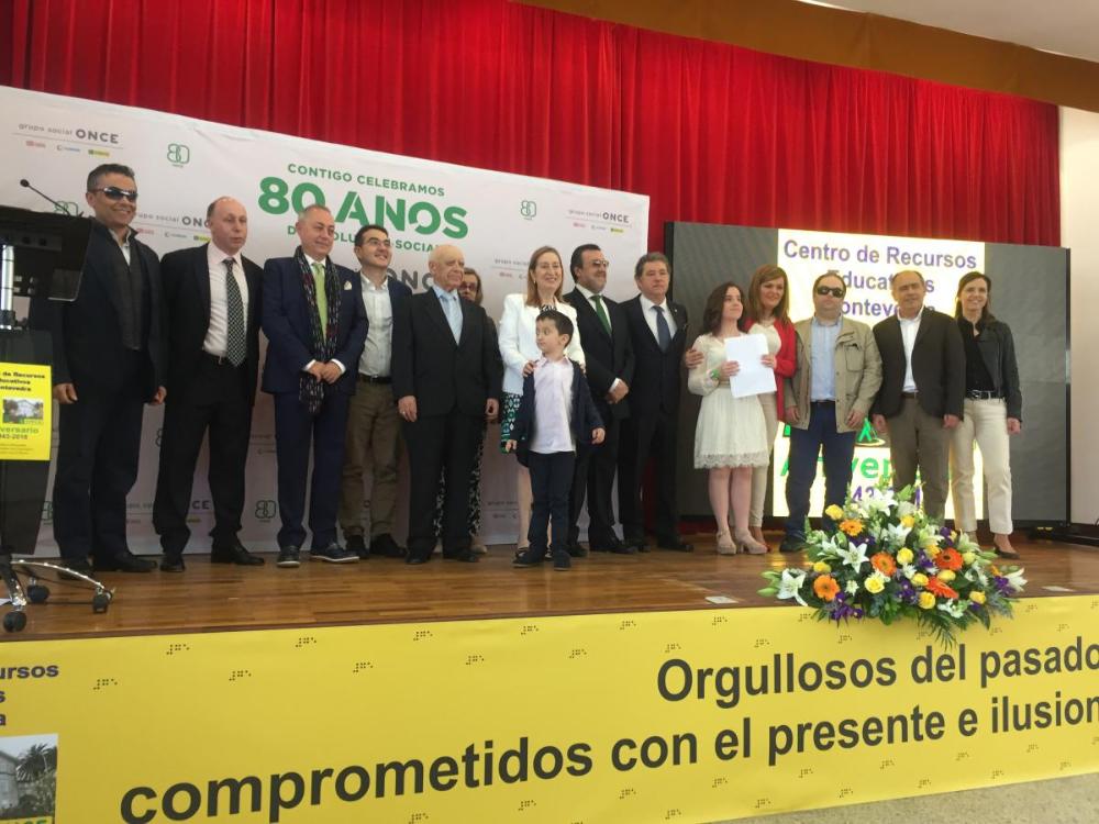 Foto de familia sobre el escenario al término del acto institucional