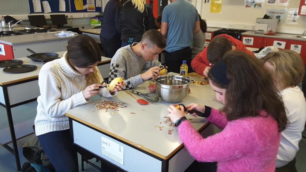 LOs chicos y chicas participando en un taller de cocina