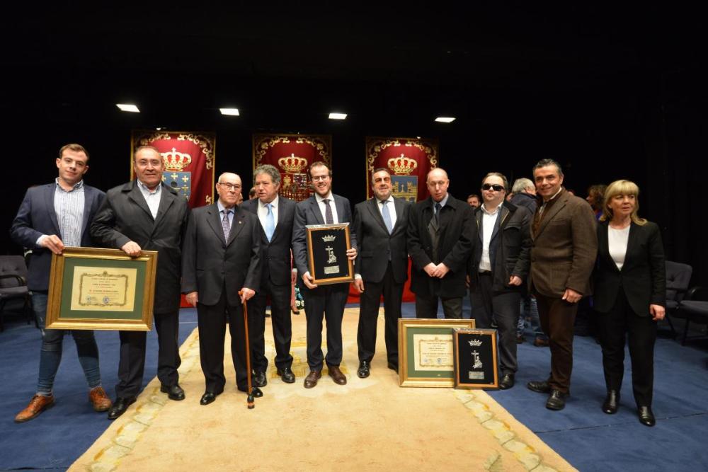 Na imaxe aparecen os galardoados e os acompañantes coas autoridades no escenario do Teatro Principal