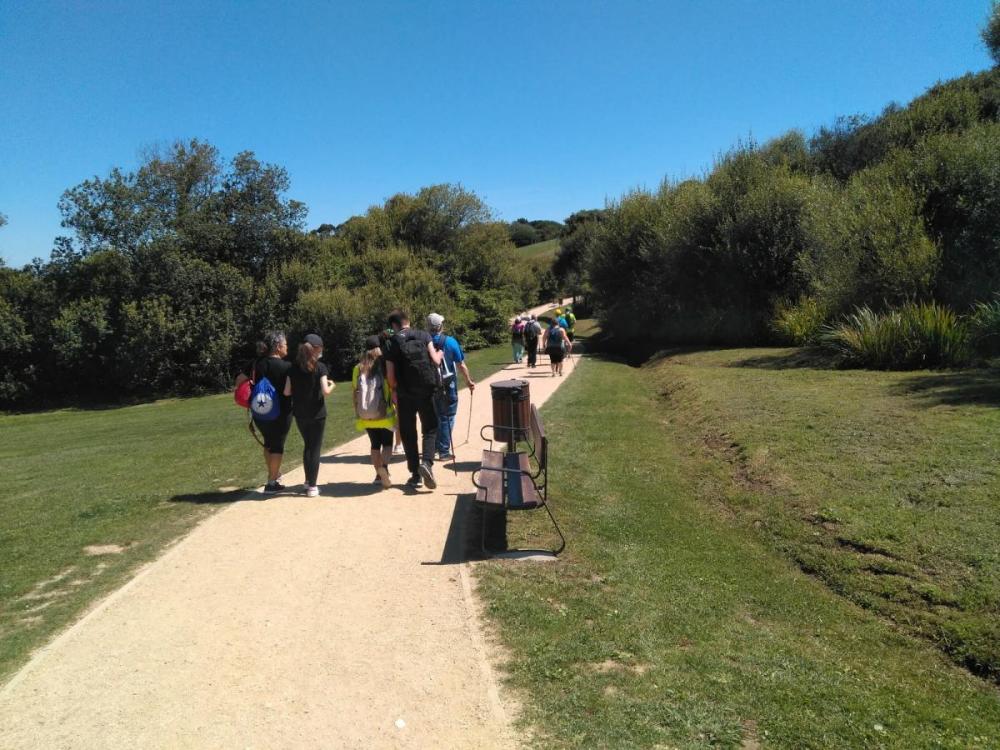 Parte del grupo fotografiado de espaldas durante la ruta senderista