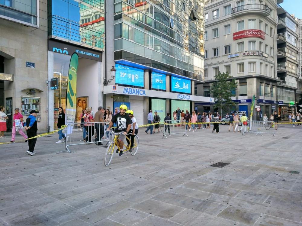 Fueron muchos los viandantes que se sintieron atraidos por los tándem que la ONCE puso a su disposición 