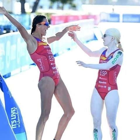 Susana R.Gacio y su guía Paul García se abrazan al conocer la victoria