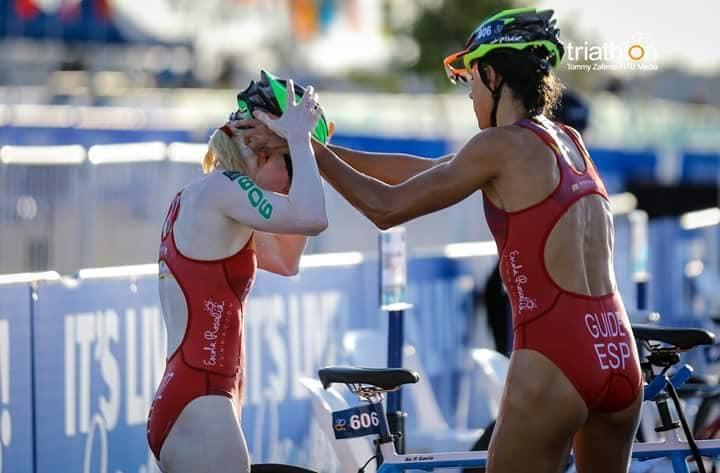 Susana y su guíaa se colocan los casos para empezar el circuíto de biclicleta