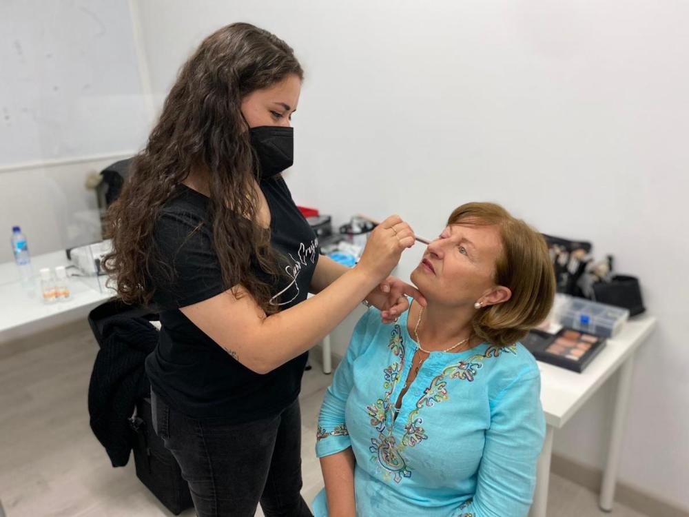 Una actriz de Valacar durante la sesión de maquillaje previa a la grabación