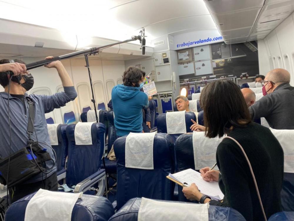  Una instantánea del rodaje  con Valacar, llevado a cabo en el interior de una cabina de avión de la Escuela Air Hostess