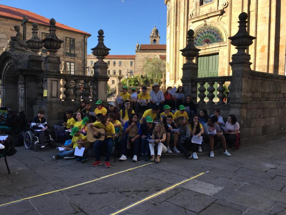 Imagen del grupo de chicos y chicas en la escalinata de A Peregrina de Pontevedra