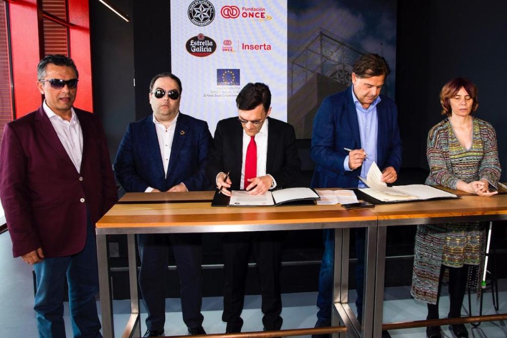 Fotografía del momento de la firma del acuerdo, en la que también están presentes el delegado territorial ONCE y el presidente del Consejo Territorial