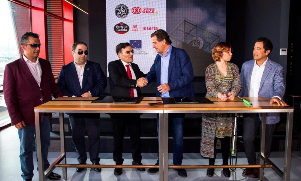 Durán y Rivera estrechan sus manos tras la firma del convenio Inserta