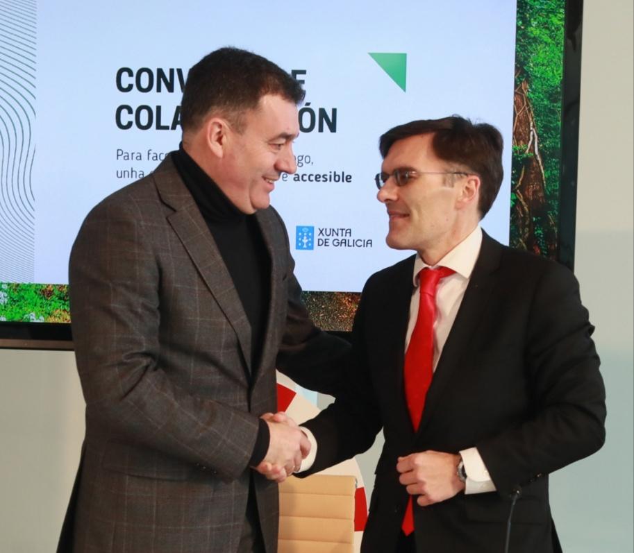 Imagen del conselleiro Román Rodríguez y Alberto Durán estrechando las manos trá la firma del acuerdo