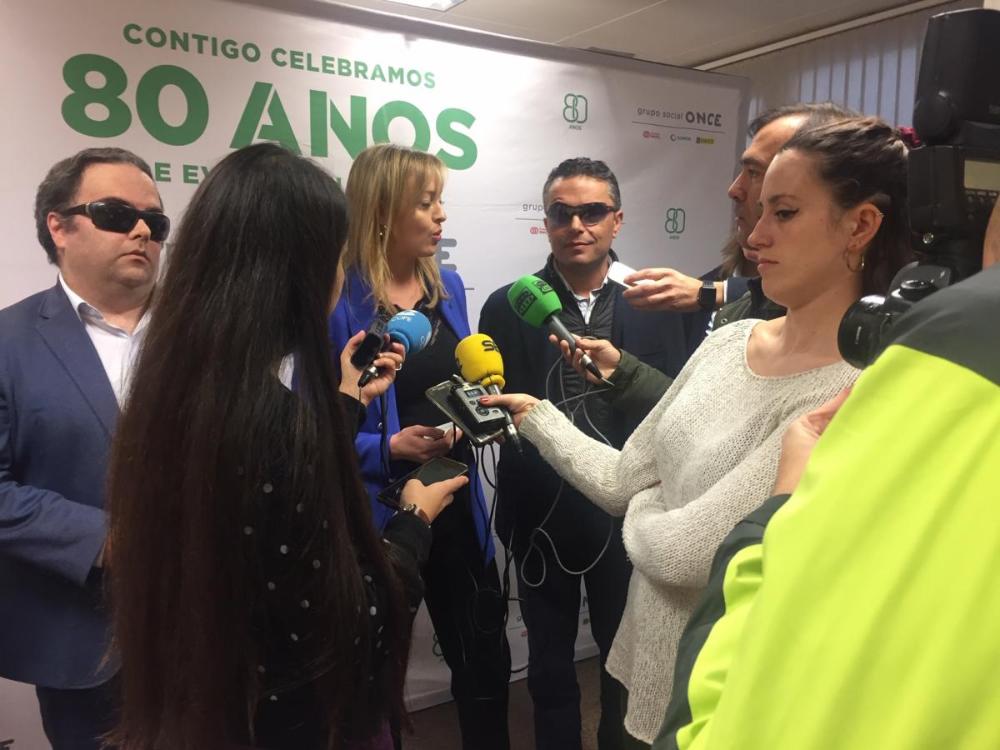 Na imaxe, a conselleira e o delegado da ONCE atenden aos medios de comunicación presentes no acto