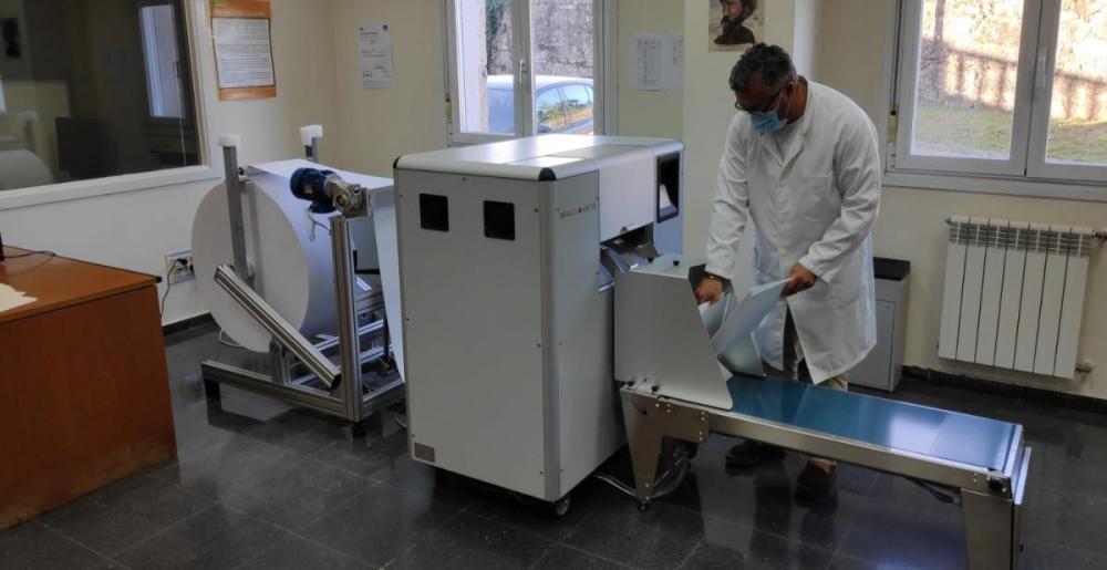 En la imagen se va a personal técnico del CRE elaborando imprimiendo textos educativos en braille