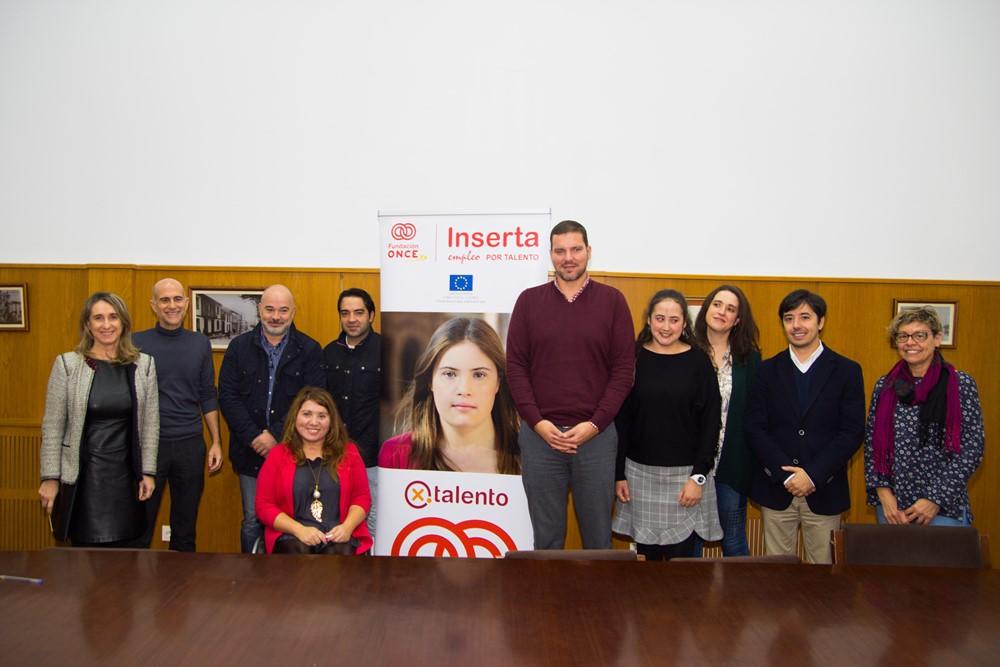 Los firmantes posan con representantes de empresarios y comerciantes de la comarca