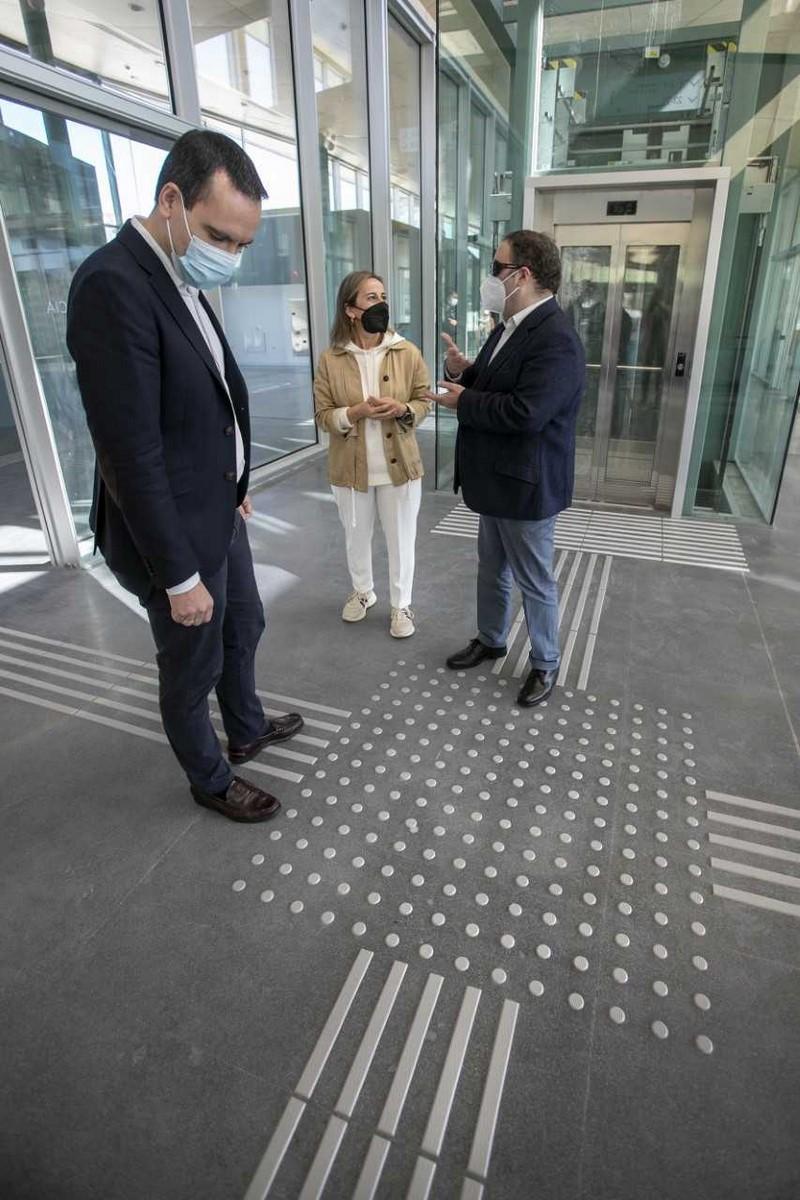 En la imagen aparecen la conselleira de Infraestructuras de la Xunta, el presidente del Consejo Territorial ONCE y el director general de Mayores, departiendo durante la visita a la Estación Intermodal