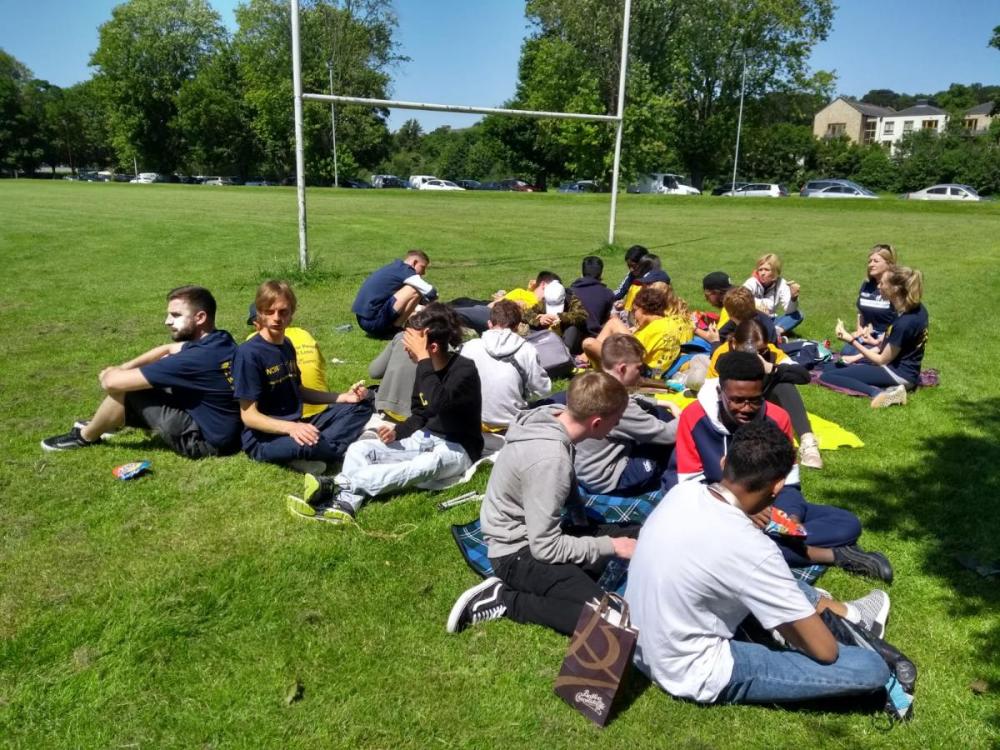 En la imagen el grupo de picnic en  un parque de Dublín