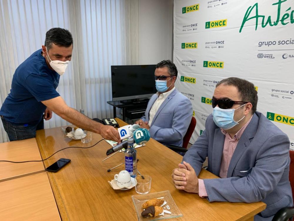 Imagen de un momento del transcurso de la presentación del IVC, tomando la palabra el presidente del Consejo