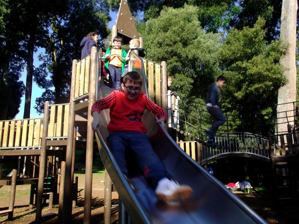 Un grupo de niños afiliados se divierten en un tobogán