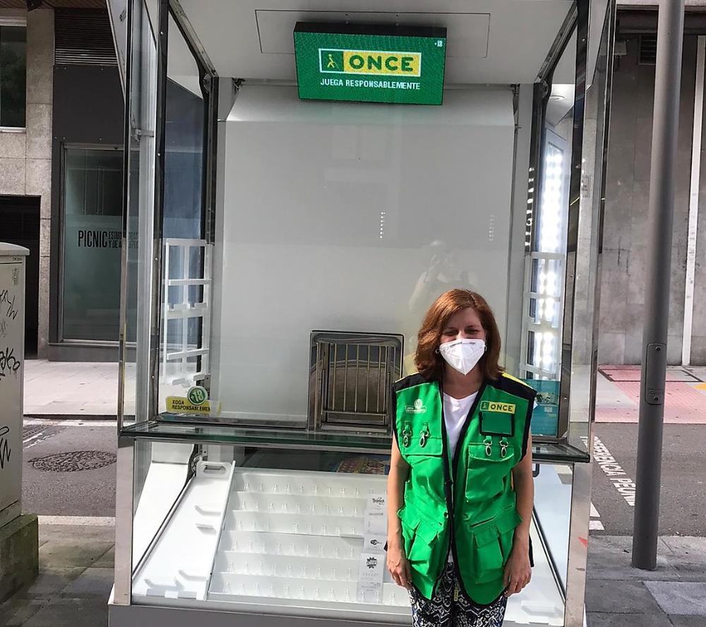 Teresa Tajes delante de su kiosco en la calle Montero Ríos de Santiago, esquina General Pardiñas