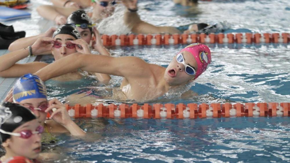 Imagen de Juan Ferrón en la piscina durante una competición