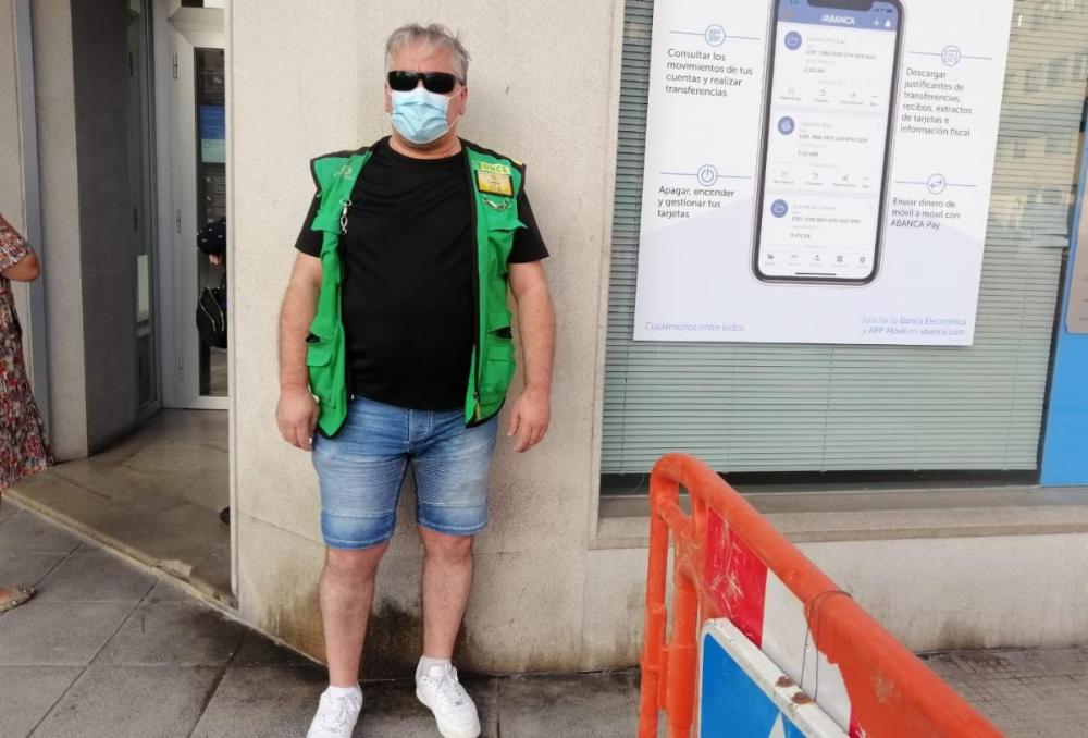 Juan Manuel Lamoso ante su punto de venta en el centro de la ciudad de Pontevedra