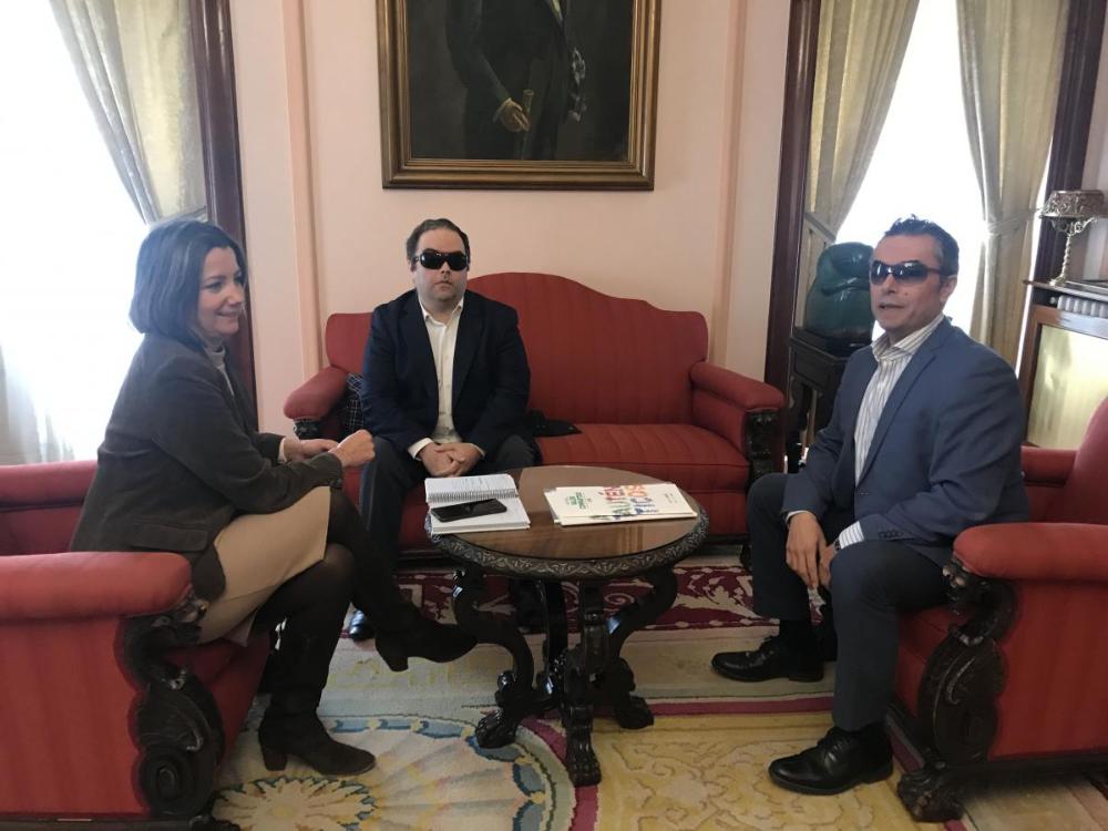 La alcaldesa de Lugo junto a los responsables de ONCE Galicia