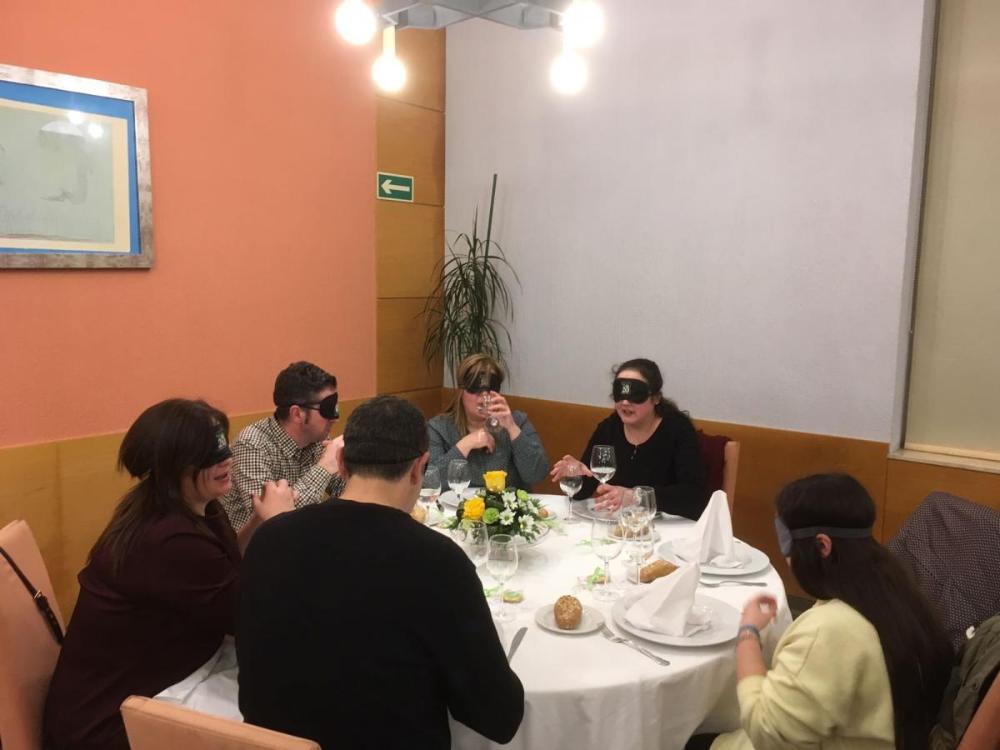 Un grupo de xoves asistentes á Cea no Lamas de Abade