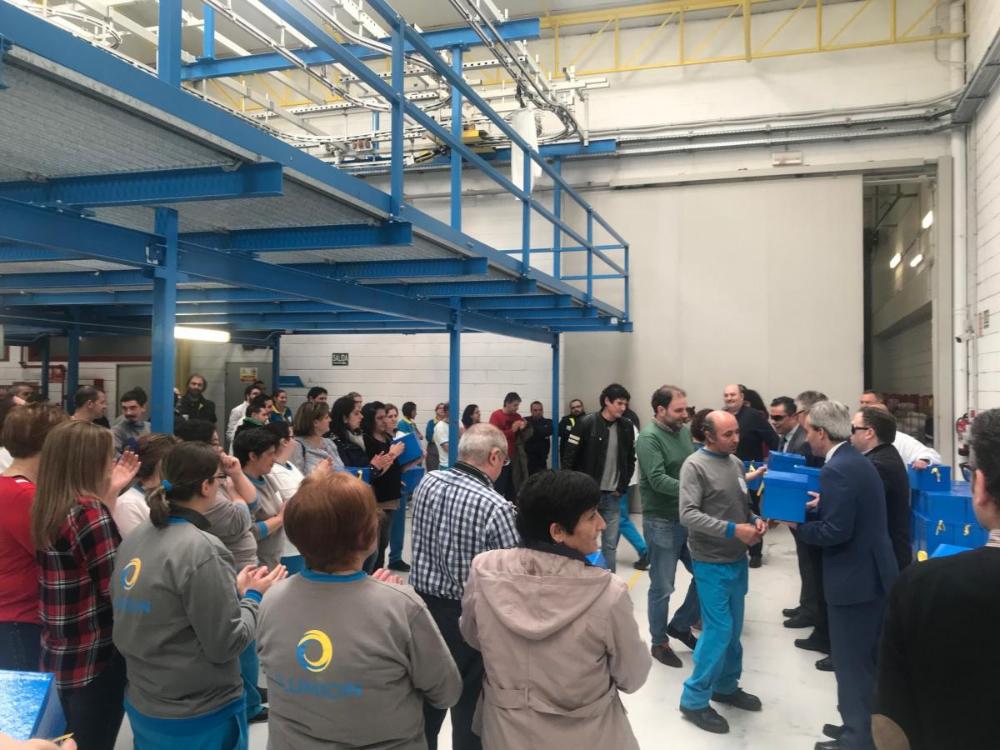 Vista general de la entrega de lavanderas a los trabajadores